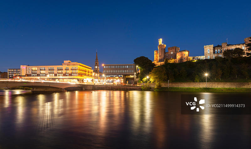 夜晚的因弗内斯城堡，内斯河风光图片素材