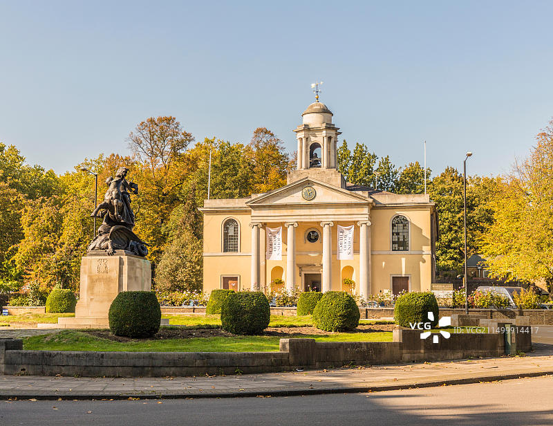 圣乔治与龙雕像和圣约翰伍德教堂，伦敦，英国图片素材