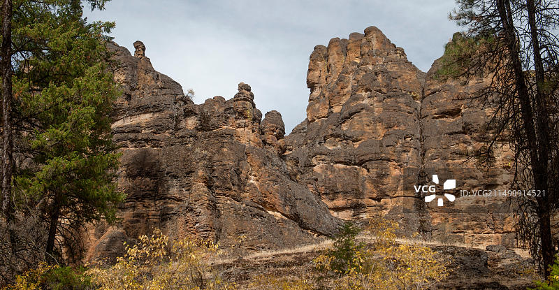 俄勒冈州普林维尔附近的奥乔科国家森林中的布伦南帕利塞兹图片素材