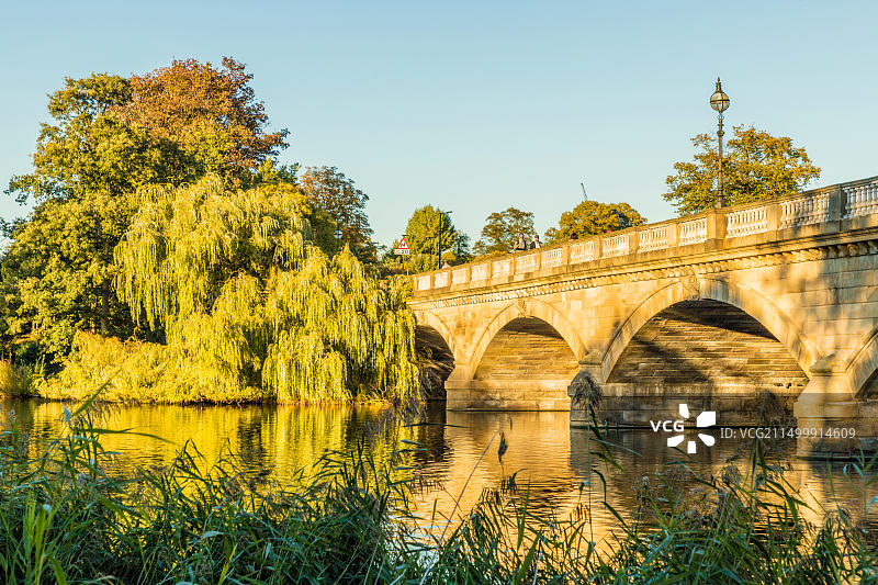 英国伦敦海德公园的蛇形桥图片素材