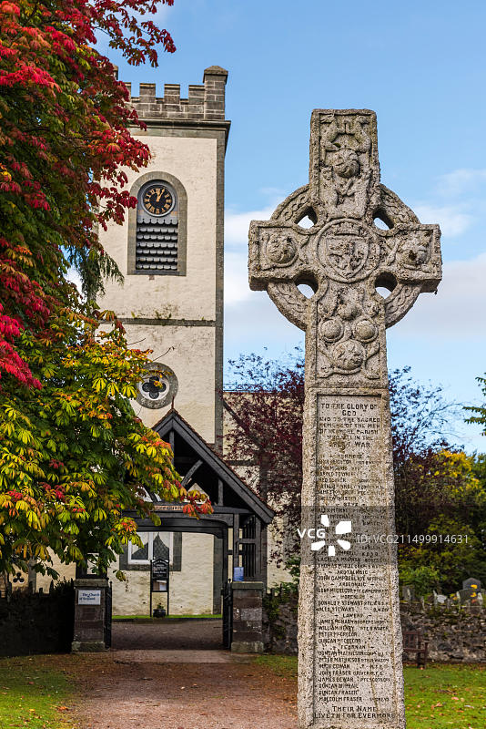苏格兰珀斯郡肯莫尔教堂的战争纪念十字架和西塔图片素材