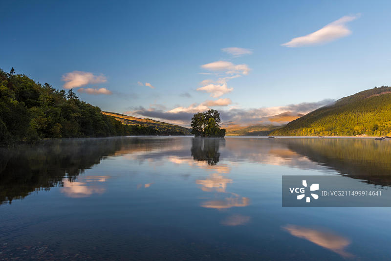 泰湖上的日出，位于苏格兰珀斯郡，朝向本劳厄斯山图片素材
