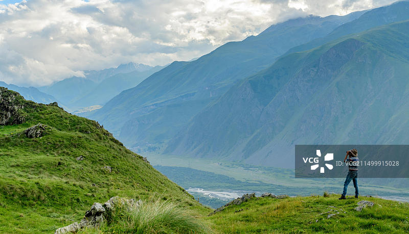 男人在高加索地区用双筒望远镜观看图片素材