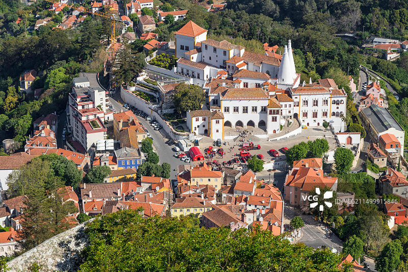 从摩尔人城堡俯瞰葡萄牙辛特拉历史中心图片素材