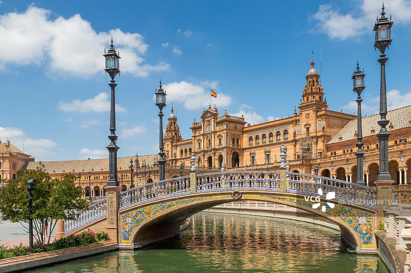 西班牙塞维利亚西班牙广场的行人桥和主楼图片素材