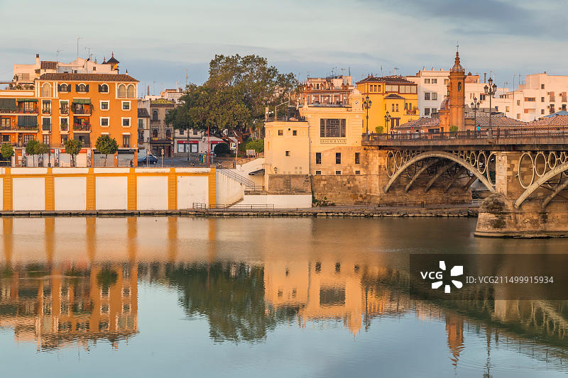 从瓜达尔基维尔河岸看到的特里亚纳街区，第一缕阳光，塞维利亚，安达卢西亚，西班牙，欧洲图片素材