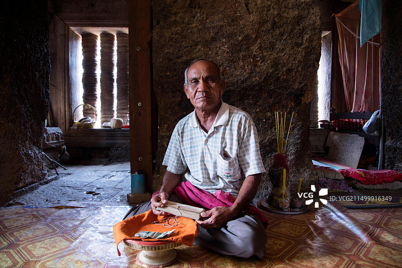 柬埔寨茶胶省芝梭山高棉寺庙里的算命先生图片素材