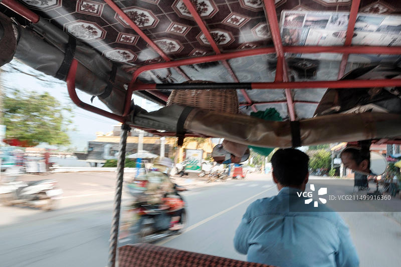 柬埔寨贡布城镇街道上的嘟嘟车司机图片素材