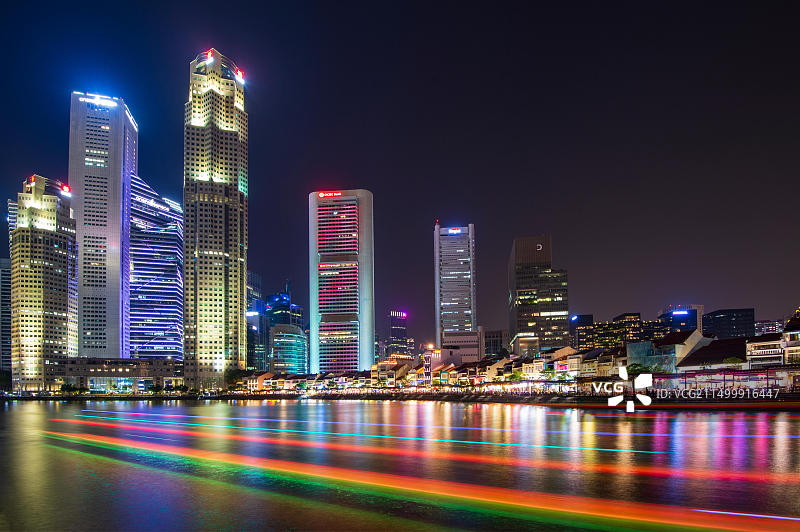 新加坡克拉码头夜景和船只光迹，东南亚，亚洲图片素材