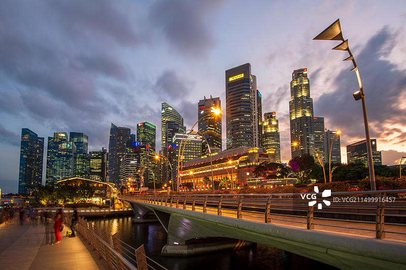 新加坡富丽敦酒店和金融区夜景图片素材