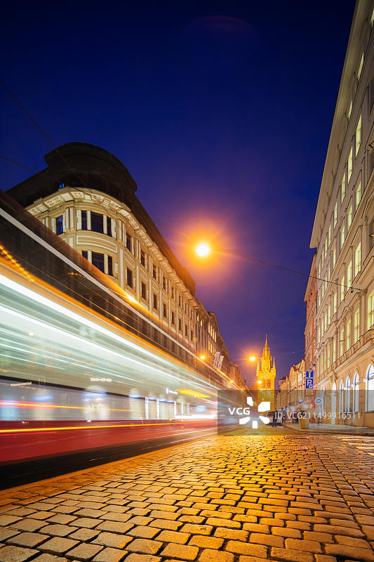 驶向布拉格火药塔的城市电车图片素材