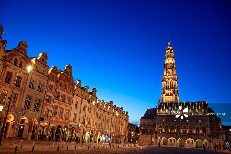 阿拉斯（法国北部）：市政厅和英雄广场的弗拉芒建筑图片素材