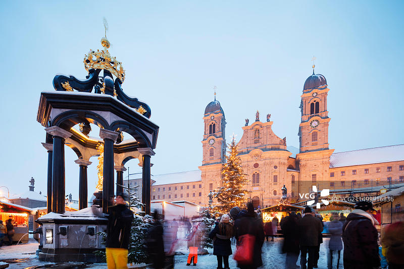 艾因西德尔恩修道院和圣诞市场，瑞士施维茨州艾因西德尔恩图片素材