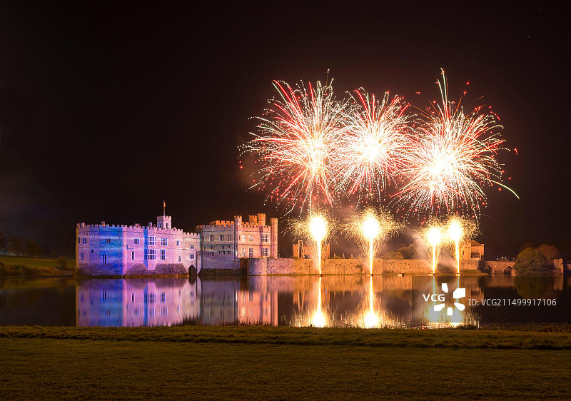 肯特郡利兹城堡的烟花表演和灯光秀图片素材