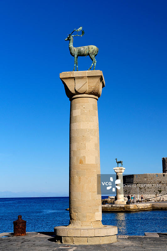 罗德岛曼德拉基港入口处的柏拉图雕像，希腊图片素材