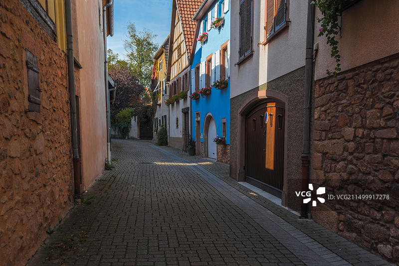 法国阿尔萨斯葡萄酒之路孚日山脉丘陵Andlau村庄的巷子图片素材