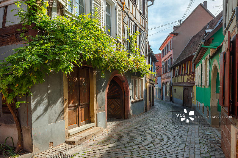 法国阿尔萨斯葡萄酒之路巴尔村的彩色老房子车道图片素材