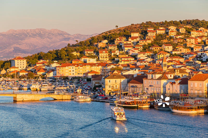 克罗地亚夕阳下的卡梅伦戈城堡和奇奥沃岛景观图片素材