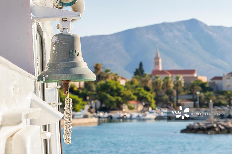 渡轮驶入克罗地亚奥雷比奇港口图片素材