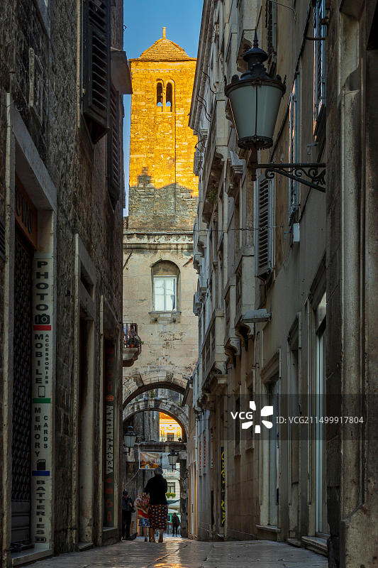 克罗地亚斯普利特老城清晨阳光下的小巷图片素材