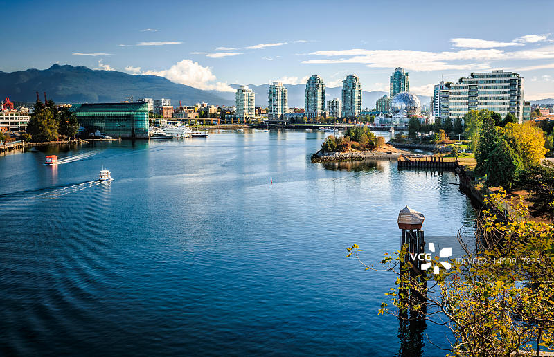 加拿大不列颠哥伦比亚省温哥华福溪和温哥华天际线景观，包括科学世界穹顶图片素材