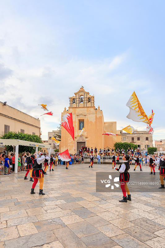 意大利西西里法维尼亚纳岛的传统服饰和旗帜图片素材