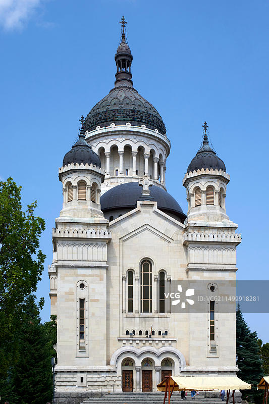 克卢日-纳波卡罗马尼亚东正教大教堂与街头市场摊位图片素材