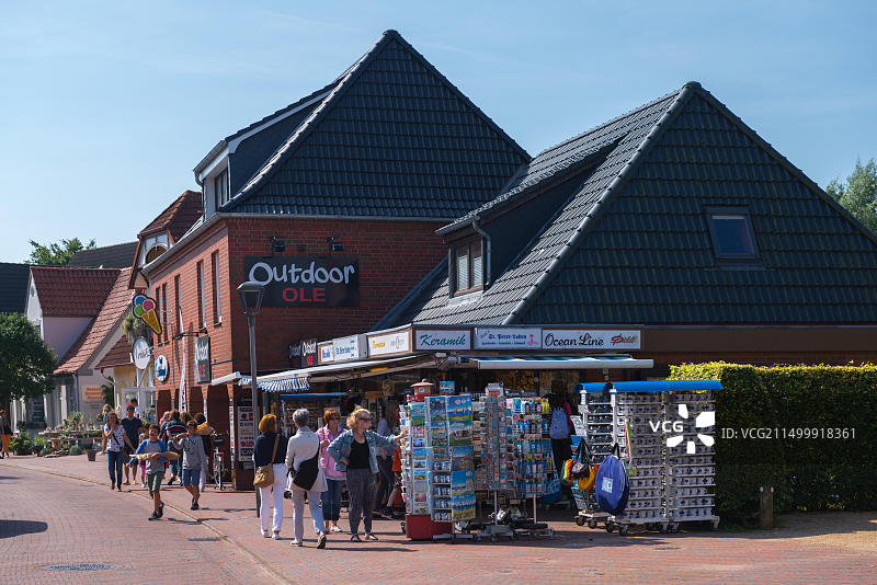 德国石勒苏益格-荷尔斯泰因州北弗里西亚圣彼得-奥尔丁海滨小镇的游客图片素材