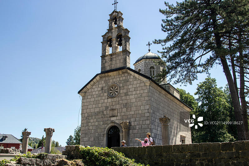 黑山采蒂涅圣母诞生教堂旁游客图片素材