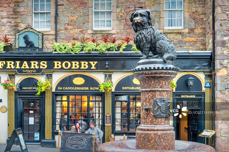 苏格兰爱丁堡的格雷弗里亚犬博比雕像和酒吧图片素材