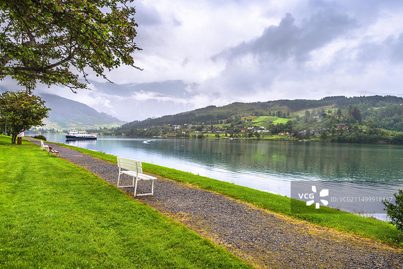 挪威乌尔维克峡湾沿岸的步行道图片素材
