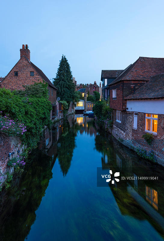 流经肯特郡坎特伯雷的斯陶尔河的暮光景色图片素材