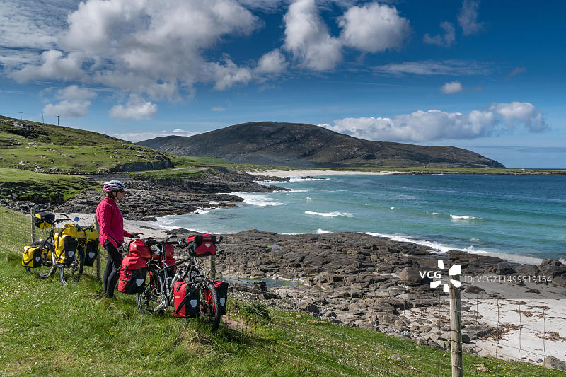 骑自行车穿越赫布里底群岛之路图片素材