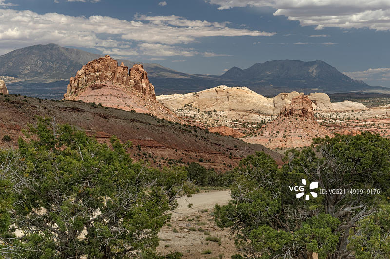 犹他州国会礁国家公园的水袋褶皱边缘图片素材
