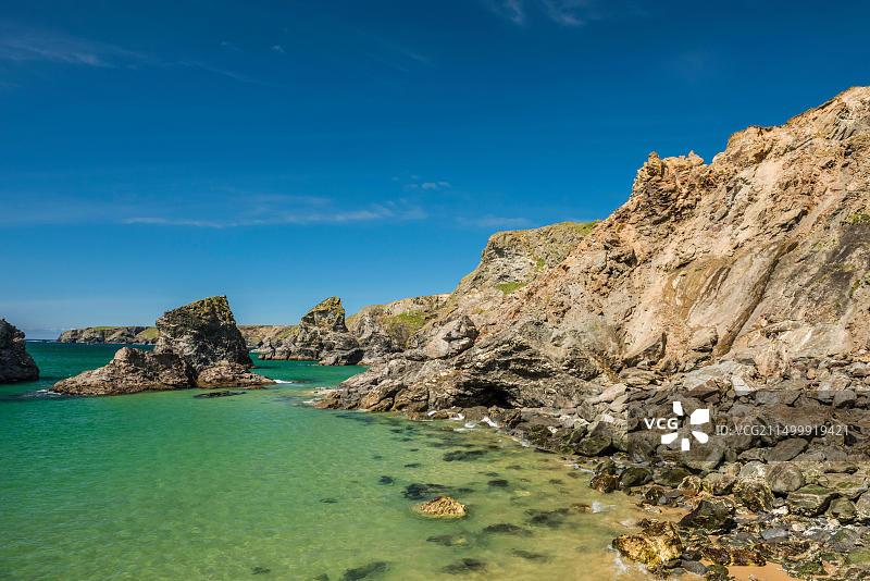 英格兰康沃尔贝德鲁森阶梯的岩石海岸线图片素材