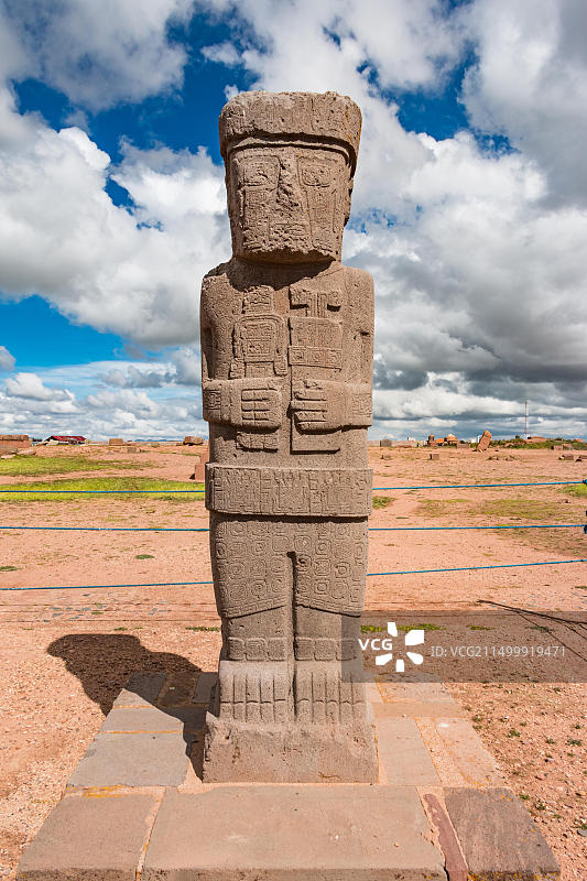 玻利维亚蒂瓦纳科考古遗址的雕像图片素材
