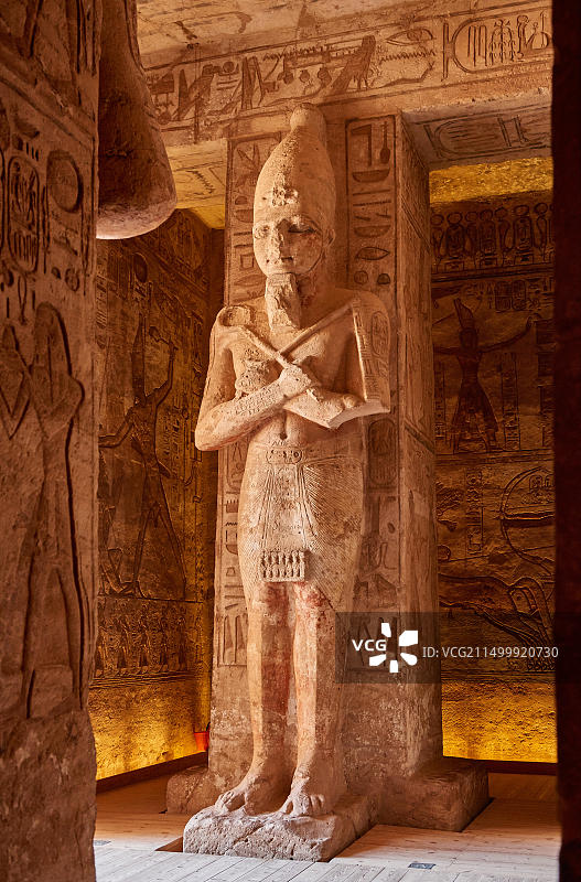 阿布辛贝拉美西斯二世神庙雕像内景图片素材