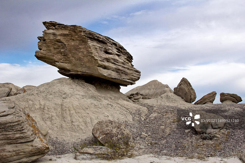 穿梭于蟾蜍石地质公园的徒步小径，带您领略古老岩层和荒凉美丽的月球地貌图片素材