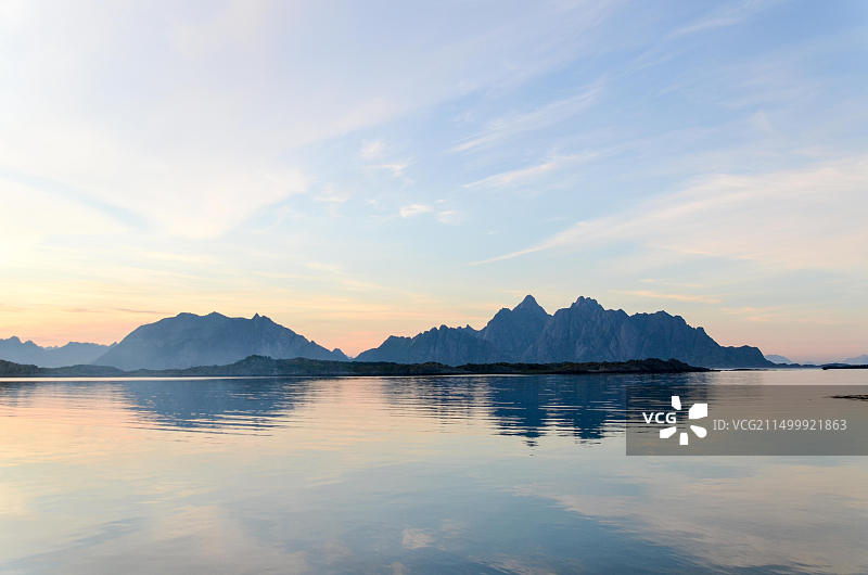 挪威罗弗敦群岛的陡峭悬崖图片素材