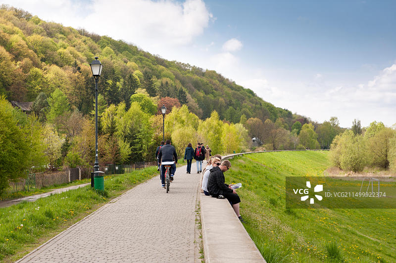 维斯瓦河畔卡齐米日-多尔尼林荫大道的休闲时光（波兰，欧洲）图片素材