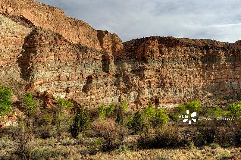 国会礁国家公园东入口内的莫里森组多色泥土和粘土岩石图片素材