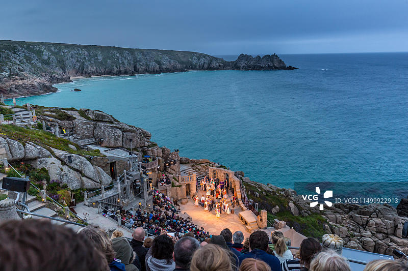 康沃尔米纳克剧院黄昏时分的户外表演图片素材