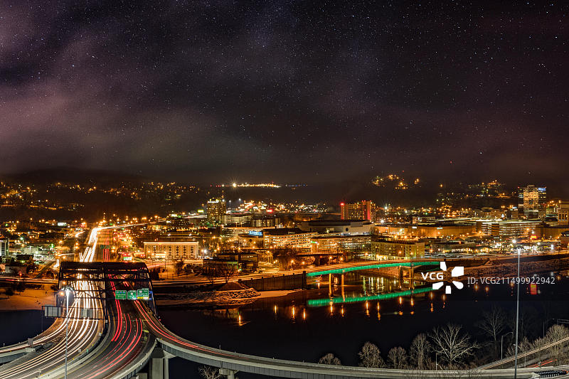 查尔斯顿市中心夜景长曝光合成照片，包含云和星星图片素材