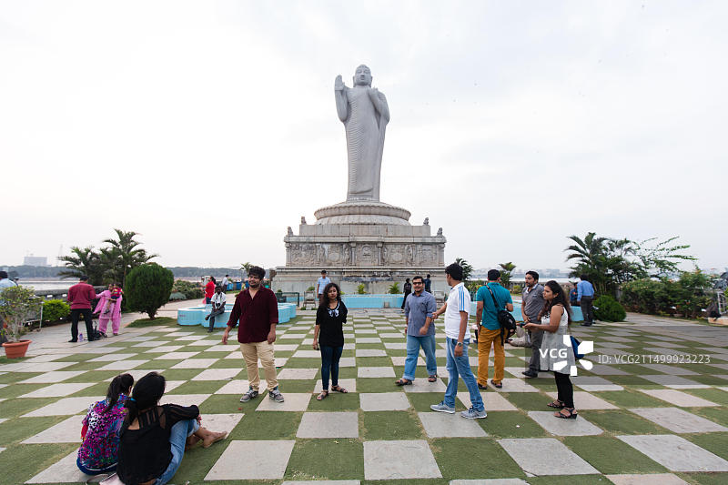 印度海德拉巴侯赛因·萨加尔湖佛像的游客图片素材