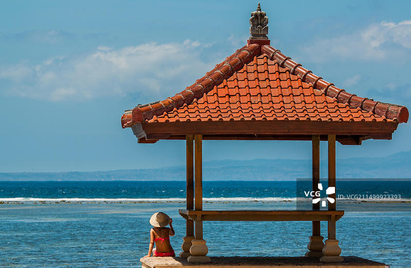 年轻女人在印度尼西亚巴厘岛沙努尔海滩享受暑假图片素材