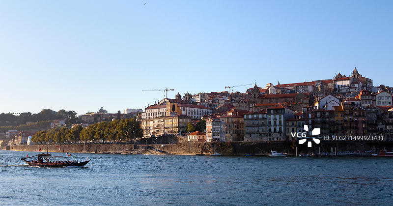 葡萄牙波尔图杜罗河夏日傍晚驳船航行全景图片素材
