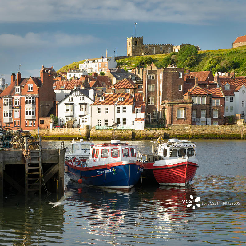 2015年7月英国北约克郡惠特比埃斯克河港口的渔船图片素材