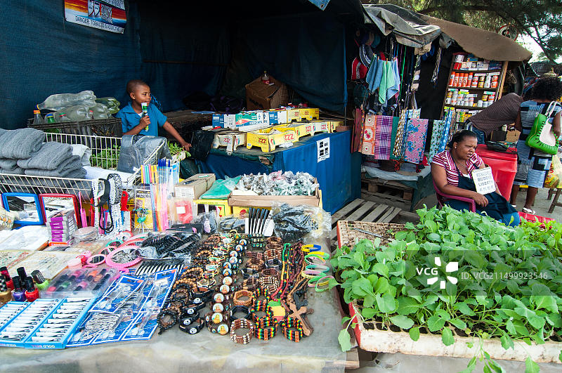 莱索托马塞卢东部CBD的街头市场摊位图片素材