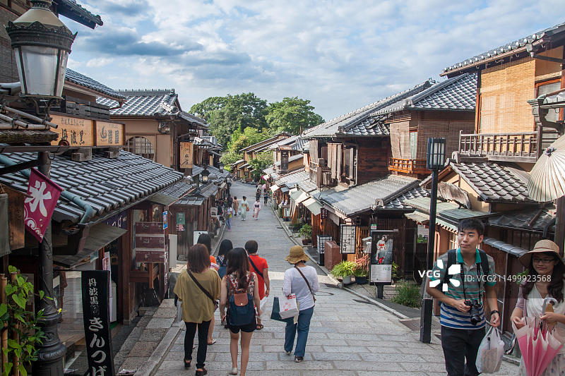 日本京都清水寺和高台寺之间的街道上的游客图片素材