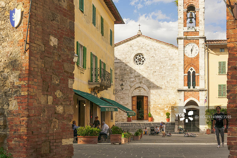 圣奎里科-多尔恰镇，城镇围墙的一部分，城镇大门，托斯卡纳，意大利图片素材